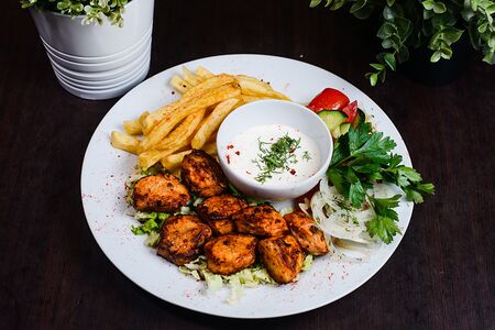 Шашлык из курицы на тарелке