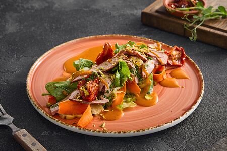 Салат с копченой уткой и облепиховым соусом