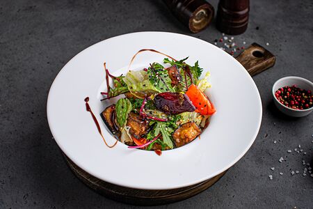 Салат с баклажаном и розовыми томатами