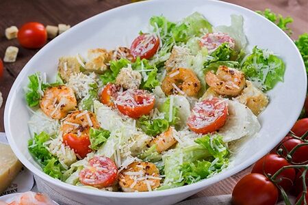 Салат Цезарь с креветками