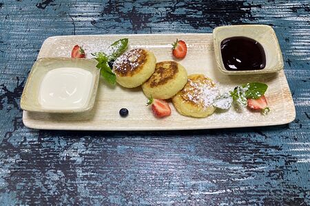 Сырники с ягодным соусом