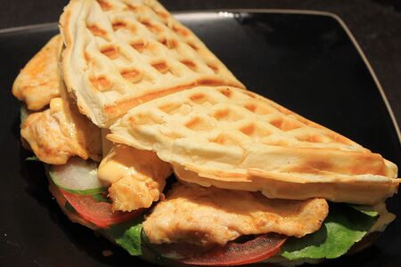 Тортилья с курицей карри на пшеничной вафле