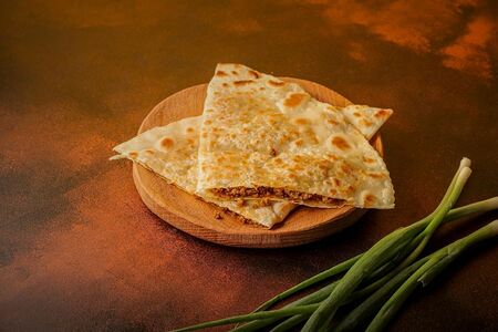 Турецкая лепёшка Гёзлеме с фаршем из говядины и жареным луком