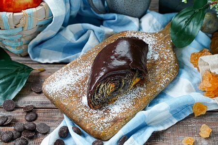 Улитка с маком в шоколадной глазури