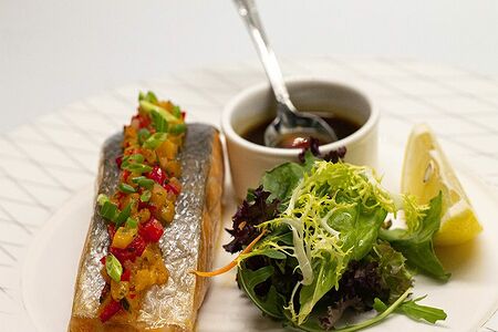 Лосось с запечённым перцем