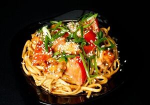 Удон с лососем в остром соусе