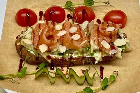 Брускетта с лососем и яблочным гуакамоле