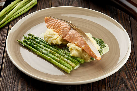 Стейк из лосося  с картофельным пюре, спаржей и шпинатом