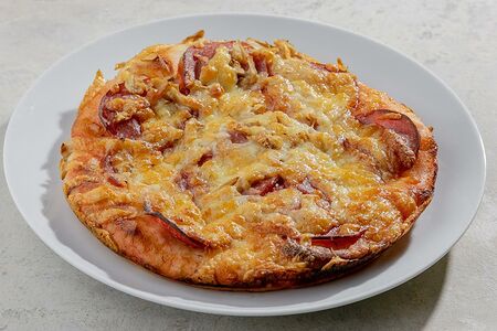 Пицца с сервелатом