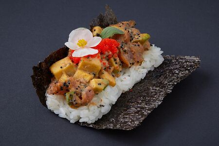 Открытый хэнд ролл №46 с тартаром из тунца, авокадо и пряным соусом