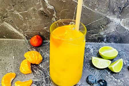 Лимонад собственного приготовления с мандарином