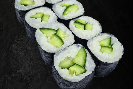 Хосомаки огурец