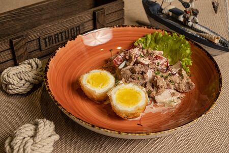 Салат с печенью трески и жареным яйцом