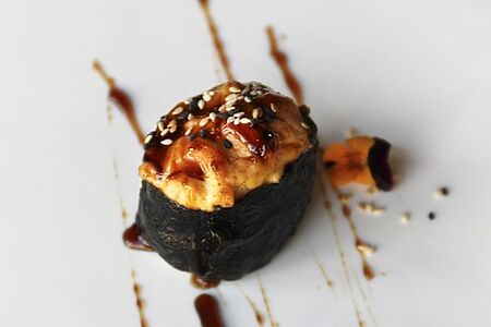 Запечённые спайси суши с морским окунем