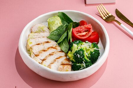 Куриная грудка с кремом из авокадо