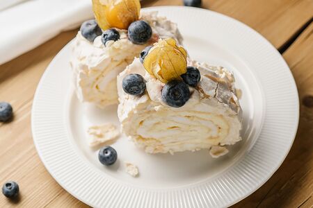 Пирожное воздушное Меренговый рулет