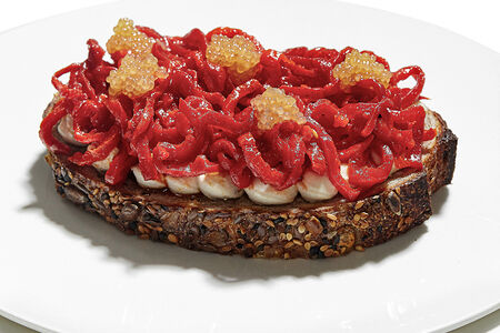 Брускетта с печеным перцем и щучьей икрой