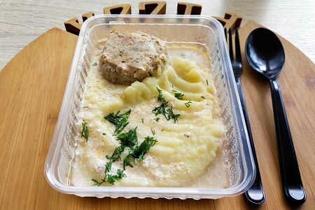 Картофельное пюре с тефтелем