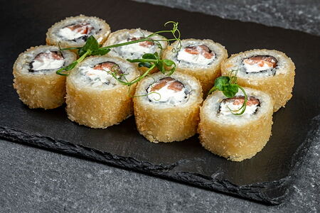 Тёплый ролл с лососем и творожным сыром