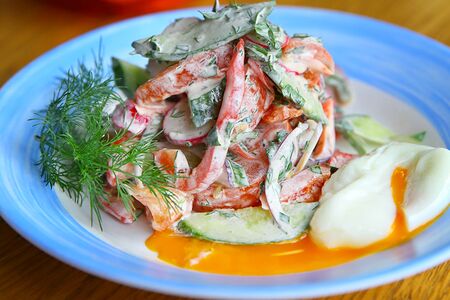 Деревенский из овощей с яйцом пашот