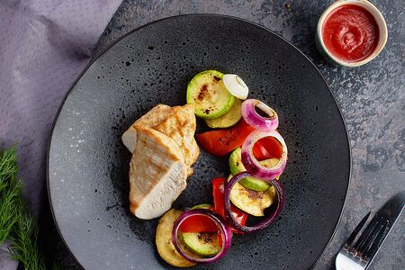 Филе индейки с овощами гриль и соусом маринара