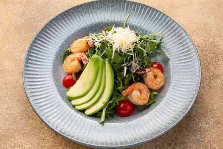 Рукола с креветками и авокадо