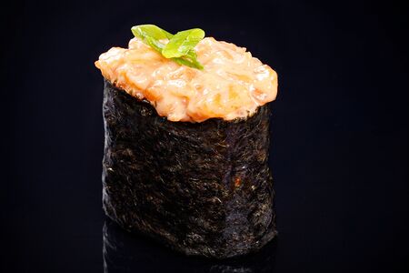 Гункан лосось спайси