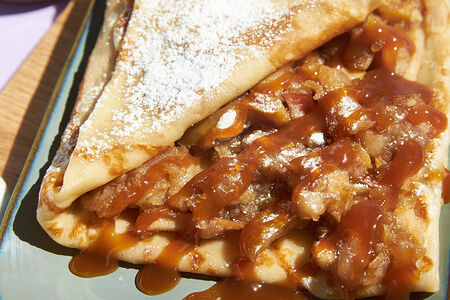 Блин с яблоками в карамели