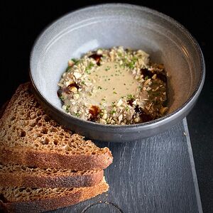 Паштет из куриной печени с ореховым соусом и пивной бриошью