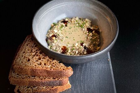 Паштет из куриной печени с ореховым соусом и пивной бриошью