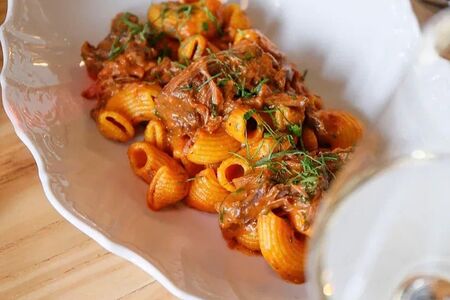 Паста с томлёной телячьей голенью