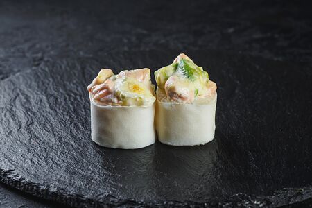 Запечённый ролл с лососем и авокадо