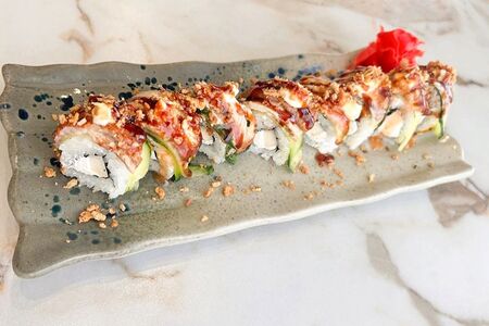 Ролл с угрем и манго соусом