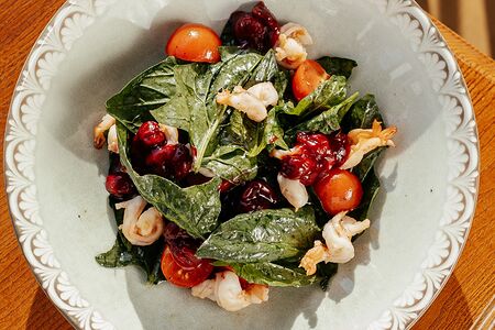 Салат с креветками и вишней