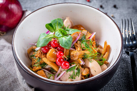 Грибы маринованные