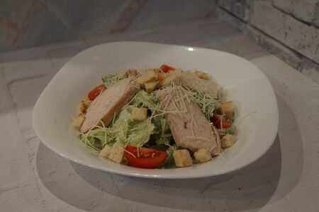 Салат Цезарь с курицей