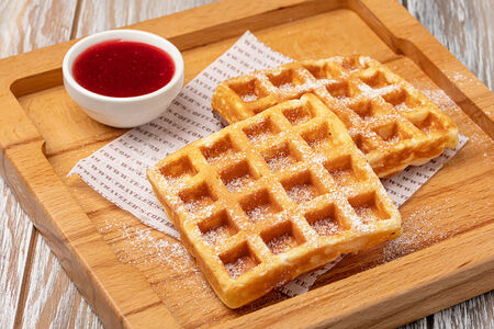 Вафли венские с клубничным топпингом