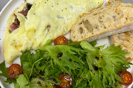 Французский омлет с беконом, сыром и грибами