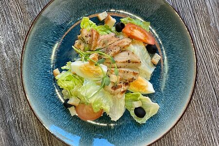 Салат Цезарь с курицей