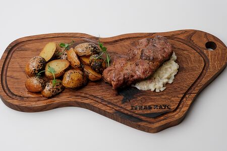 Стейк из cвинoй шеи