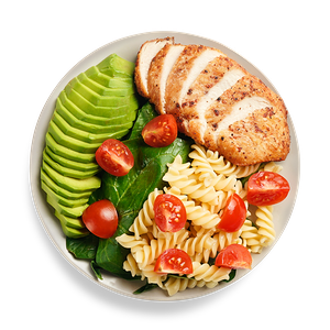 Боул с пастой, куриной грудкой и авокадо