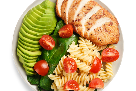 Боул с пастой, куриной грудкой и авокадо