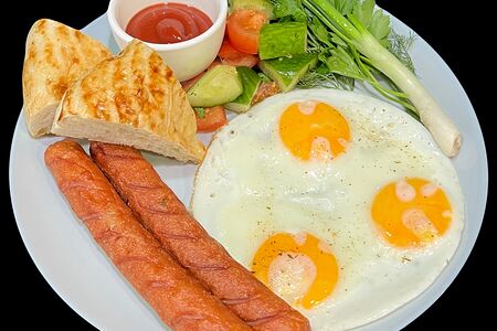 Яичница с сосисками
