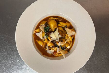 Паста конкилье ригате с тигровыми креветками, мидиями и соусом биск