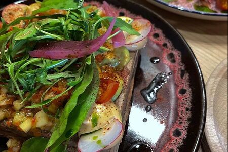 Пряная вафля с овощной сальсой