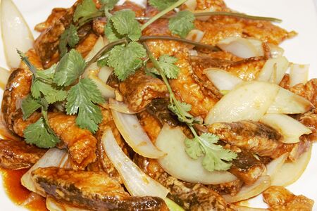 Лосось дальневосточный, жаренный с луком