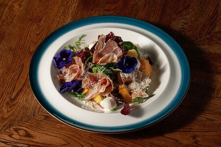 Салат с прошутто и моцареллой