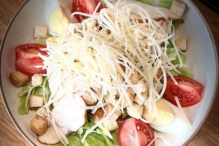 Салат Цезарь с курицей