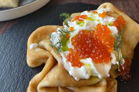 Блинчики с икрой и сметанным муссом