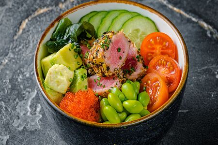 Поке с обжаренным тунцом и водорослями